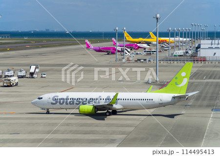 滑走路に向かう旅客機《中部国際空港セントレア》 滑走路に向かう旅客機《中部国際空港セントレア》 114495413