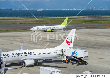 滑走路に向かう旅客機《中部国際空港セントレア》 114495418