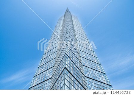 「秋田県」青空とポートタワーの風景　秋田市 114495728