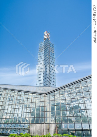 「秋田県」青空とポートタワーの風景　秋田市 114495757