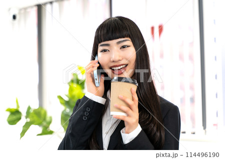 スマホを使う女性社員 スマホを使う女性社員 114496190