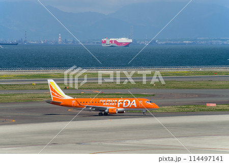 着陸しエプロンへ向かう旅客機《中部国際空港セントレア》 114497141