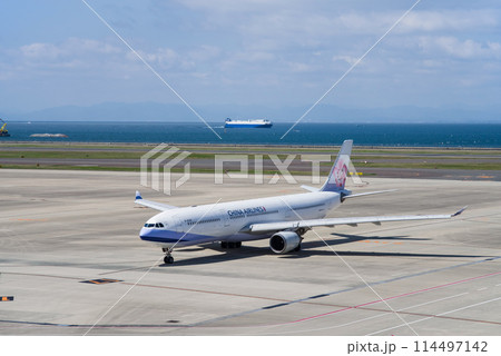 着陸しエプロンへ向かう旅客機《中部国際空港セントレア》 114497142
