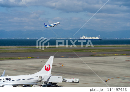 離陸する旅客機《中部国際空港セントレア》 離陸する旅客機《中部国際空港セントレア》 114497438