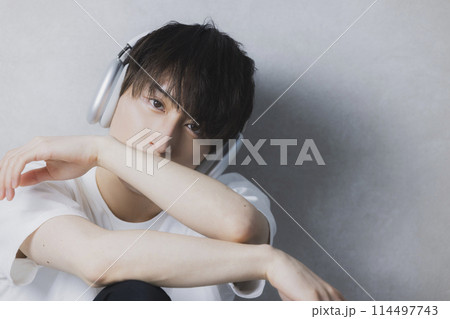 白いTシャツの男性 白いTシャツの男性 114497743