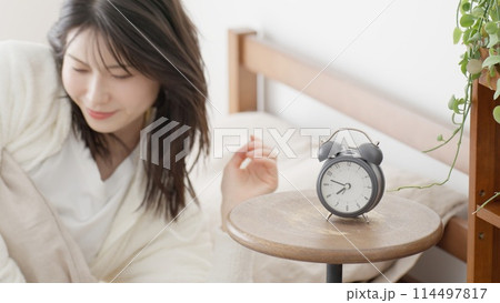 朝ベッドから起きる女性 朝ベッドから起きる女性 114497817