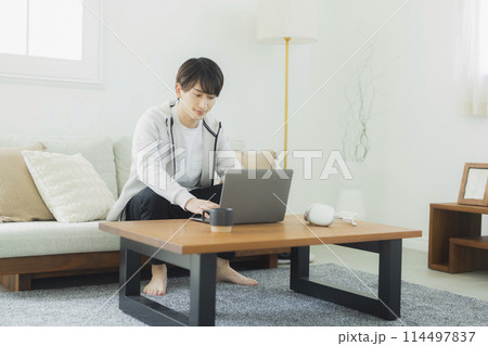 リビングでくつろぐ若い男性 114497837