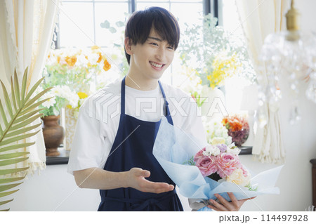 花屋の男性スタッフ 花屋の男性スタッフ 114497928