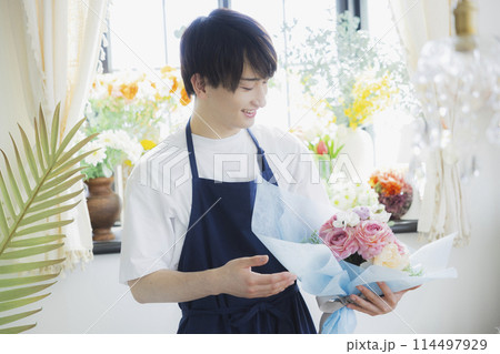 花屋の男性スタッフ 花屋の男性スタッフ 114497929