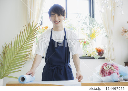 花屋の男性スタッフ 花屋の男性スタッフ 114497933