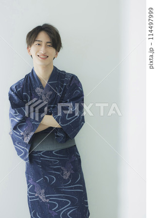 浴衣の若い男性 114497999