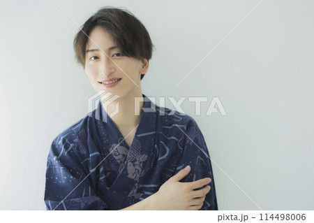 浴衣の若い男性 114498006
