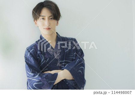 浴衣の若い男性 114498007