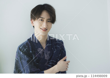 浴衣の若い男性 114498009