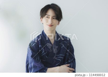 浴衣の若い男性 114498012