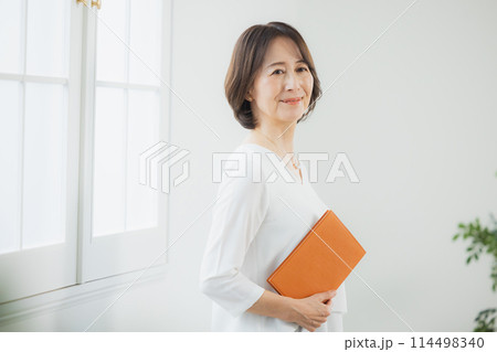 テレワークをするミドル女性　 114498340