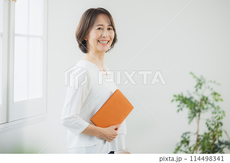 テレワークをするミドル女性　 114498341