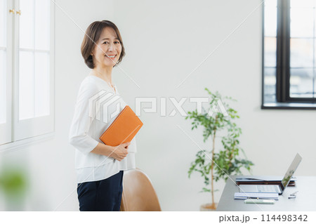 テレワークをするミドル女性 テレワークをするミドル女性 114498342