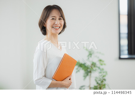 テレワークをするミドル女性　 114498345