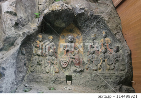 国宝臼杵石仏、ホキ石仏第一群、第四龕「地蔵菩薩及び十王像」 114498921