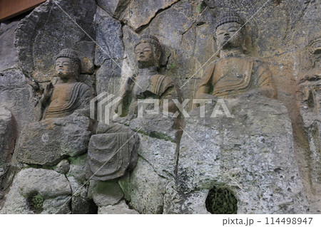 国宝臼杵石仏、ホキ石仏第一群、第一龕「如来三尊像」 114498947