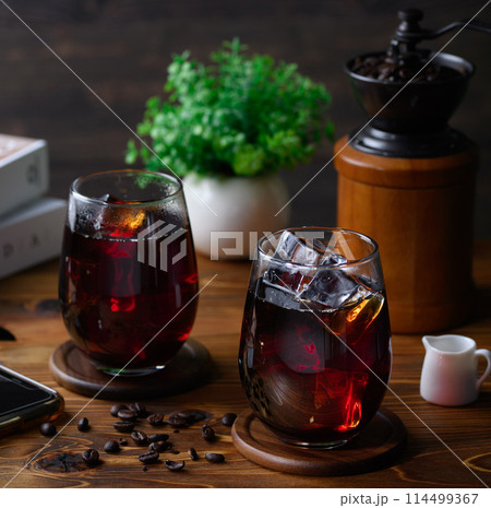 アイスコーヒー  古板背景 114499367