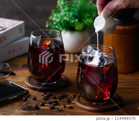 アイスコーヒーにフレッシュを注ぐ アイスコーヒーにフレッシュを注ぐ 114499370