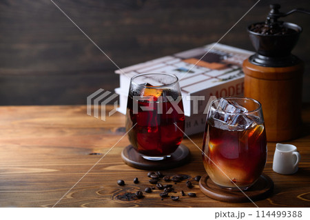 アイスコーヒー  古板背景 114499388