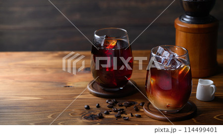 アイスコーヒー  古板背景 114499401
