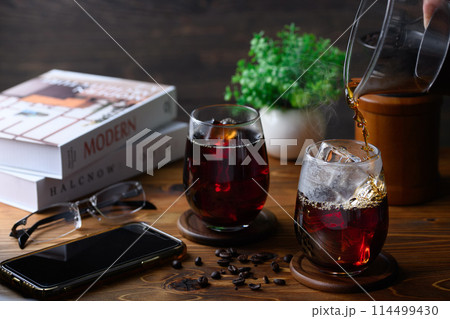 挽きたてのコーヒーを氷に注ぎ入れる アイスコーヒー 挽きたてのコーヒーを氷に注ぎ入れる アイスコーヒー 114499430