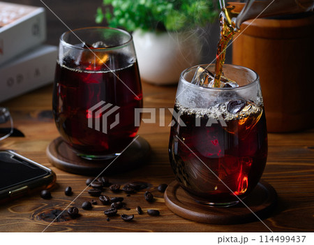 挽きたてのコーヒーを氷に注ぎ入れる アイスコーヒー 挽きたてのコーヒーを氷に注ぎ入れる アイスコーヒー 114499437