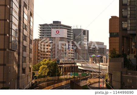 ビルの間を走る根岸線 114499890