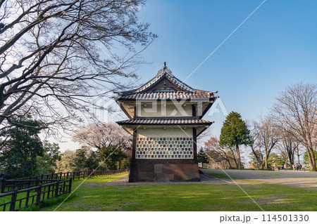 金沢城 三十間長屋の春景色 114501330