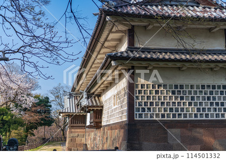 金沢城 三十間長屋の春景色 114501332