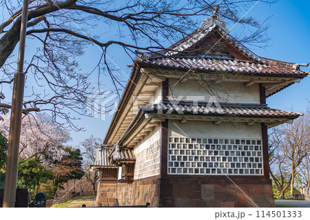 金沢城 三十間長屋の春景色 114501333
