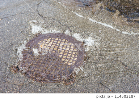 Water fountain pours out from sewer hatch, breakthrough sewerage system, accident of water supply Water fountain pours out from sewer hatch, breakthrough sewerage system, accident of water supply 114502187