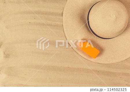Summer hat put on the tropical sand beach 114502325