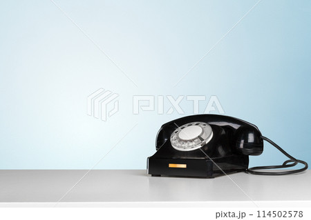 Retro black telephone on table 114502578