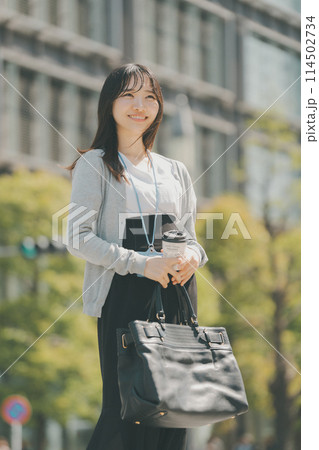 オフィス街を歩く働く女性 114502734