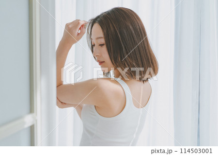 young woman young woman 114503001
