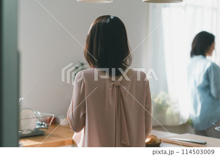 a forty-something woman 114503009