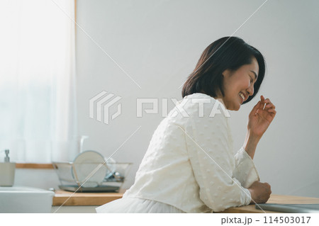 a forty-something woman 114503017