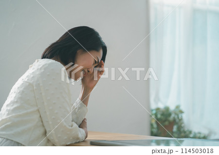 a forty-something woman 114503018