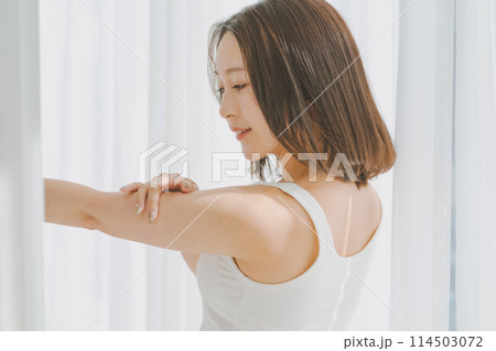 young woman 114503072