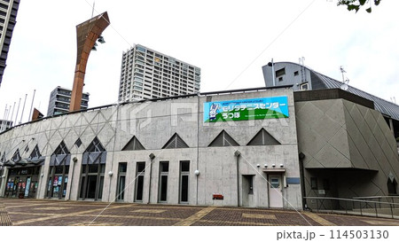 大阪の靭公園のテニスコートのセンターコートの建物 大阪の靭公園のテニスコートのセンターコートの建物 114503130