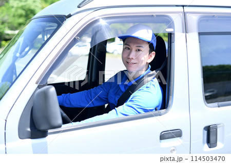 運転中の配送ドライバーの男性 運転中の配送ドライバーの男性 114503470