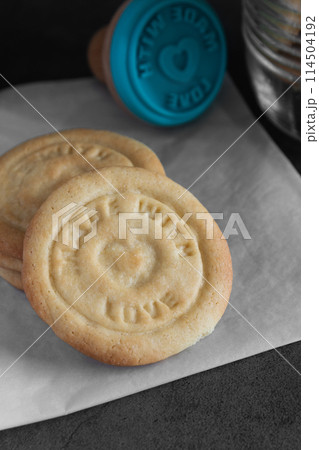 Homemade butter and vanilla cookies 114504192