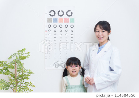 眼科で視力検査をする弱視の子供 114504350