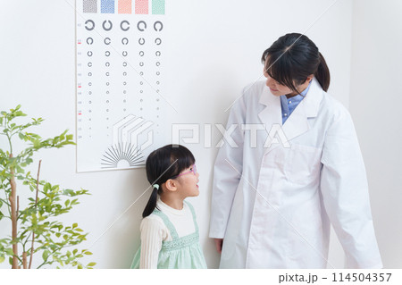 眼科で視力検査をする弱視の子供 眼科で視力検査をする弱視の子供 114504357