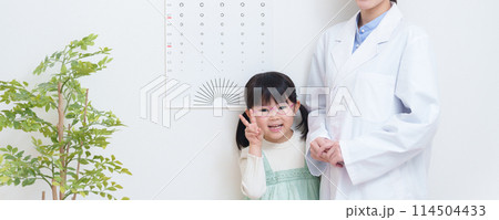 眼科で視力検査をする弱視の子供 眼科で視力検査をする弱視の子供 114504433